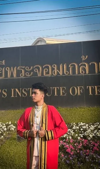 ครูผู้สอน คิดเป็น Math ในชุดครุยหน้าสถาบันเทคโนโลยีพระจอมเกล้าเจ้าคุณทหารลาดกระบัง